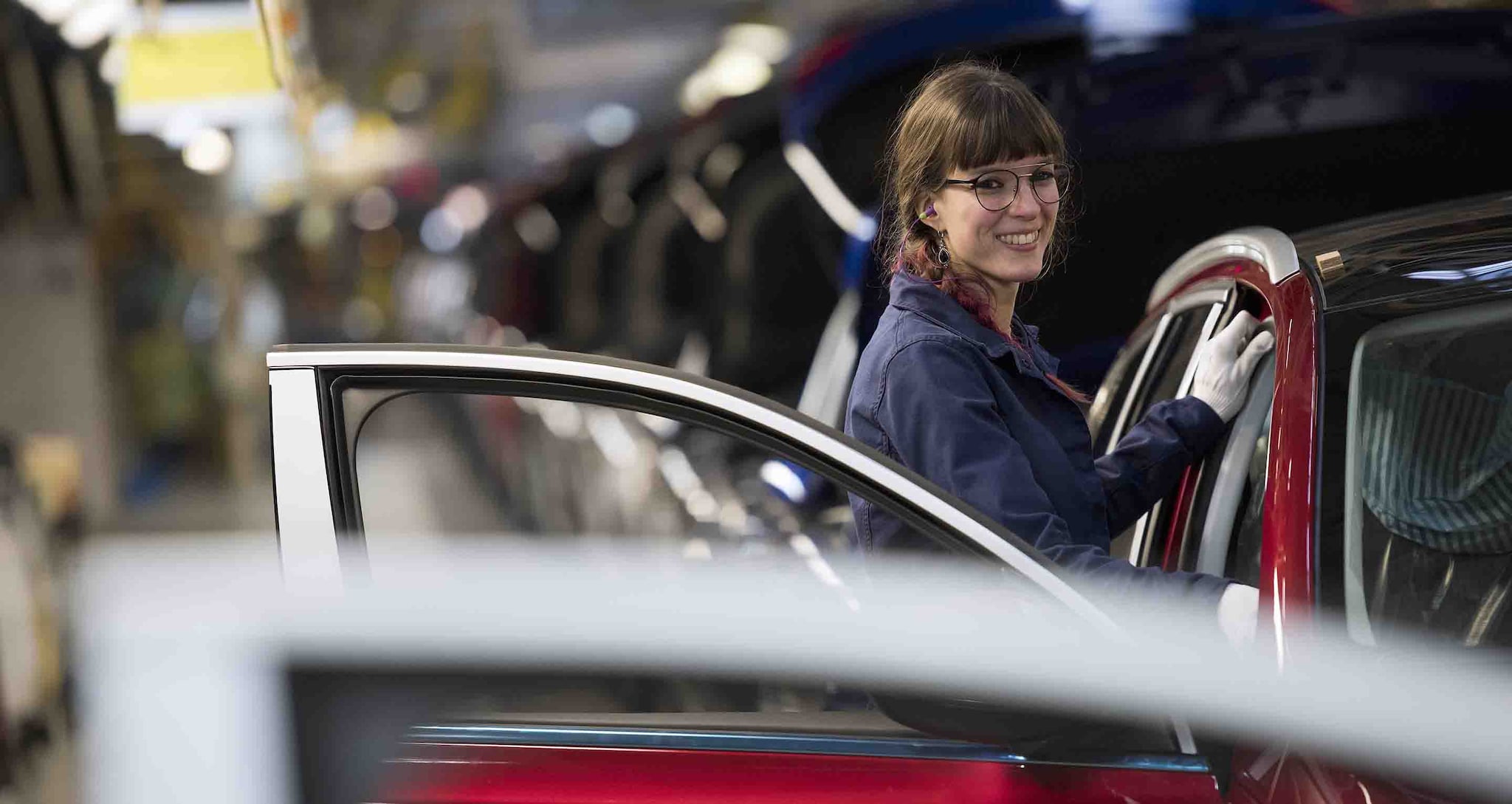 Opératrice en ligne de production de véhicules Citroën