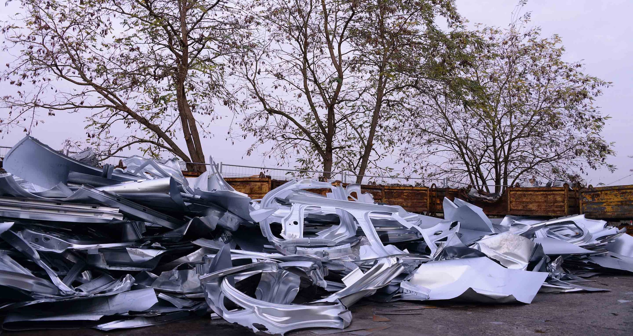 Zone de stockage de pièces de voiture pour recyclage