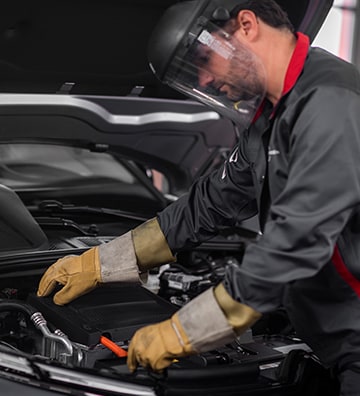 Technicien Citroën intervenant sur la batterie d'un véhicule