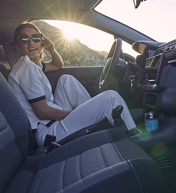 Femme avec des lunettes de Soleil à bord de Citroën C3