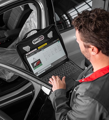 Technicien Citroën réalisant le diagnostique d'un véhicule