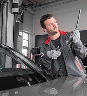 Technicien Citroën vérifiant l'essuie-glace d'un véhicule