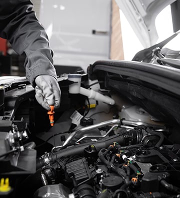 Technicien Citroën vérifiant le niveau d'huile d'un véhicule