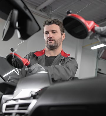 Technicien Citroën remplaçant le pare-brise d'un véhicule
