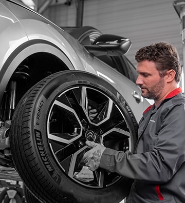 Technicien Citroën Remplaçant la roue de Citroën ë-C4 Electrique