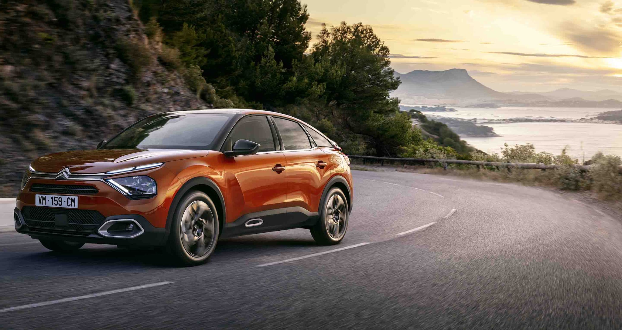 Citroën C4 Brun Caramel roulant sur une route de montagne