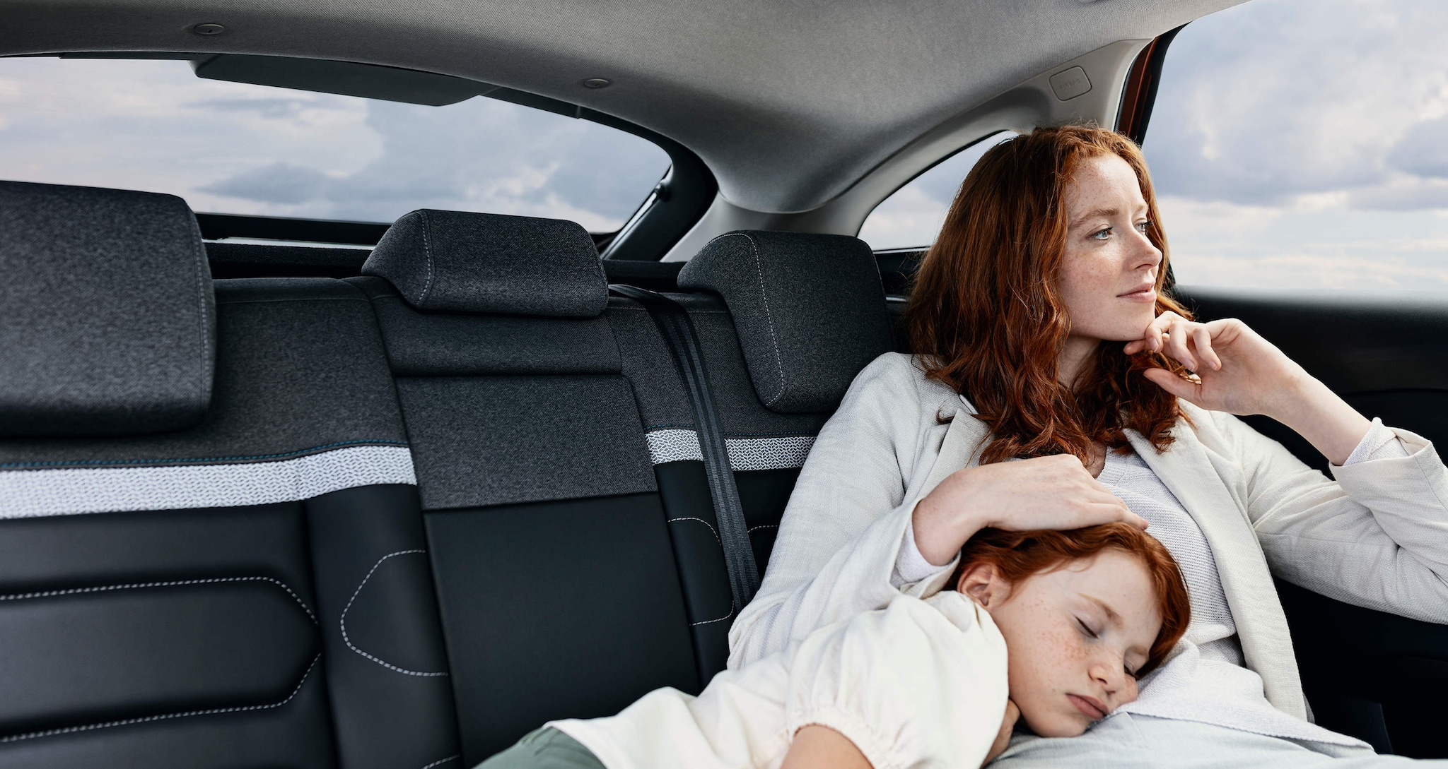 Deux personnes confortablement installées à l'arrière de Citroën C4