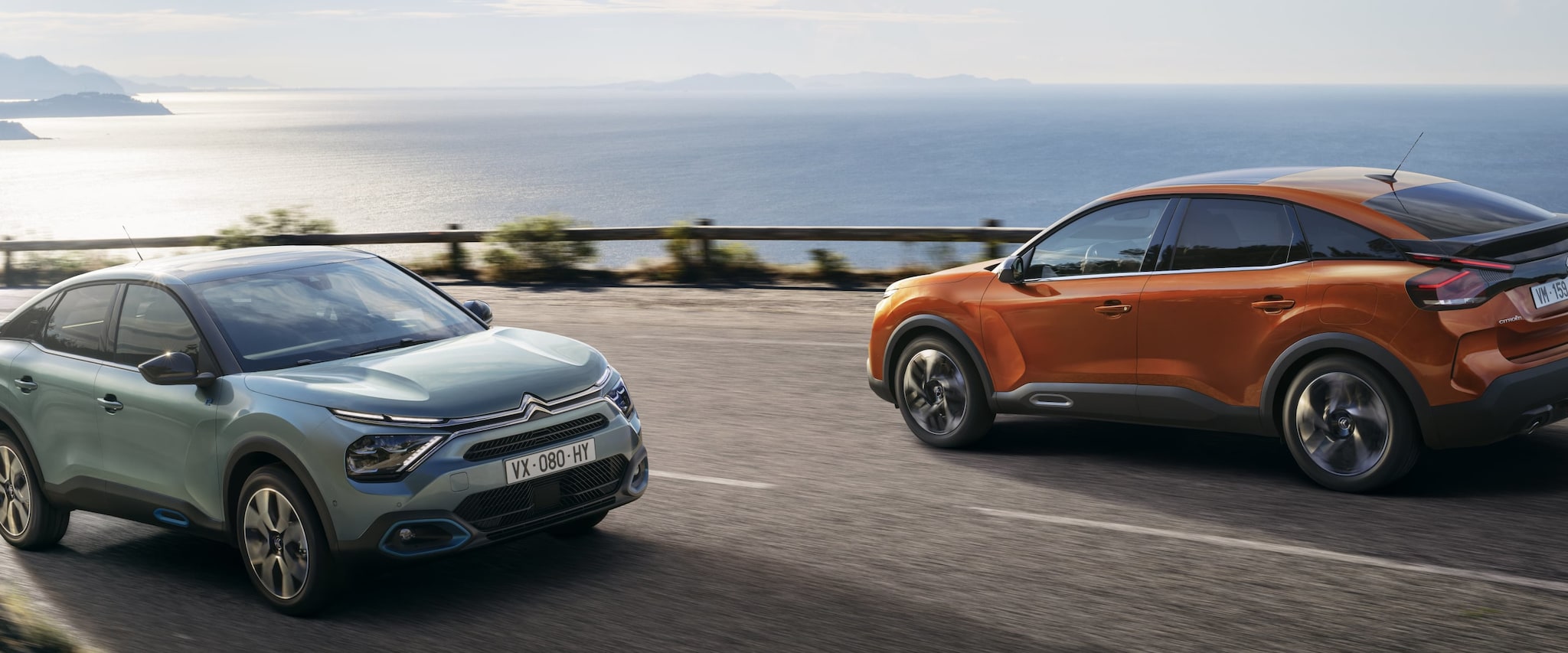 Citroën C4 et Citroën ë-C4 se croisant sur une route de montagne