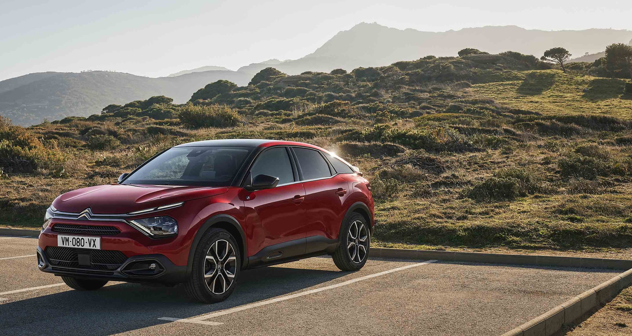 Citroën ë-C4 Électrique Rouge Élixir sur une place de parking en montagne